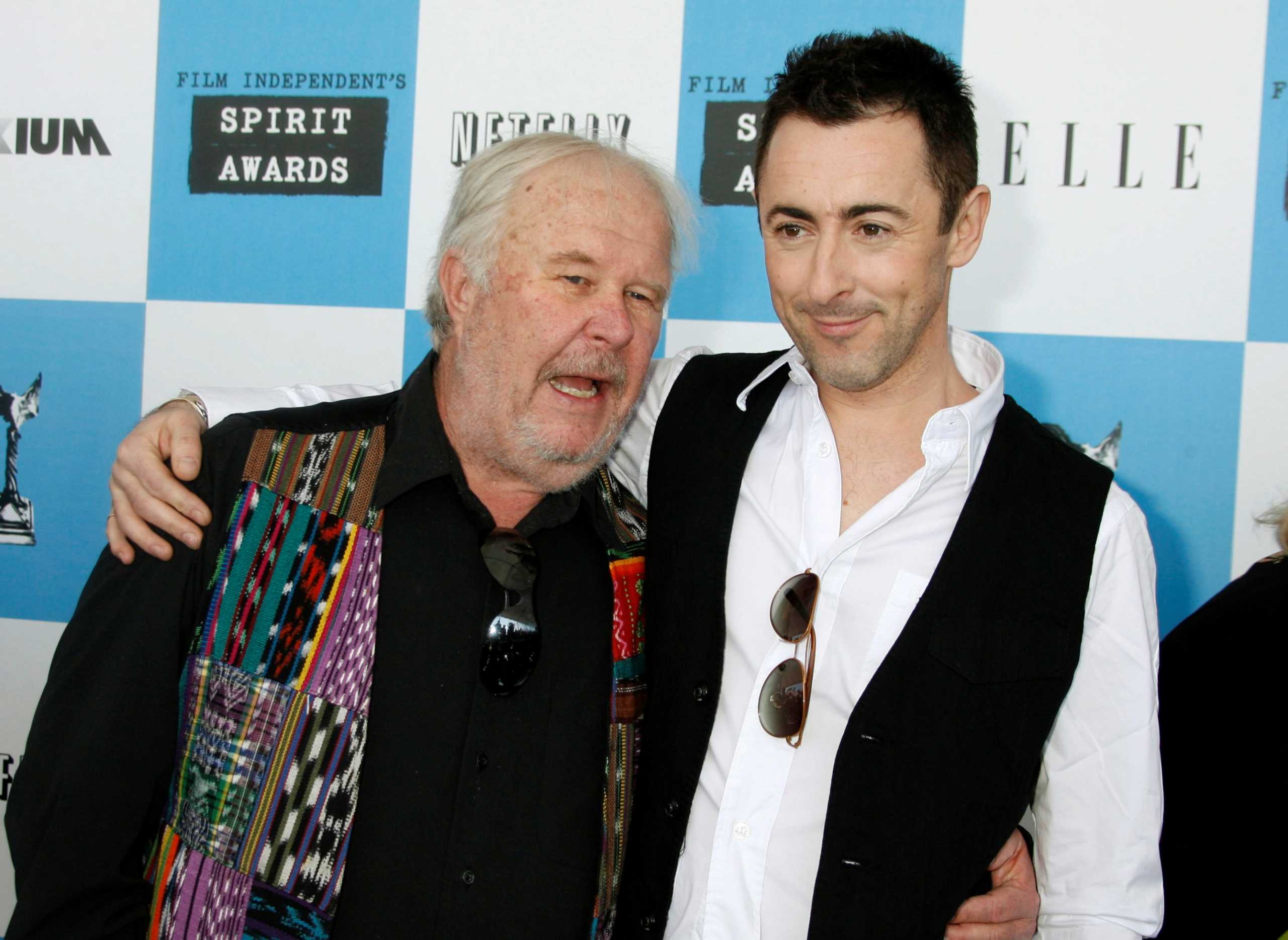 FILE PHOTO: Actors Ned Beatty (L) and Alan Cumming arrive at Film Independent's Spirit Awards in Santa Monica, California February 24, 2007.  REUTERS