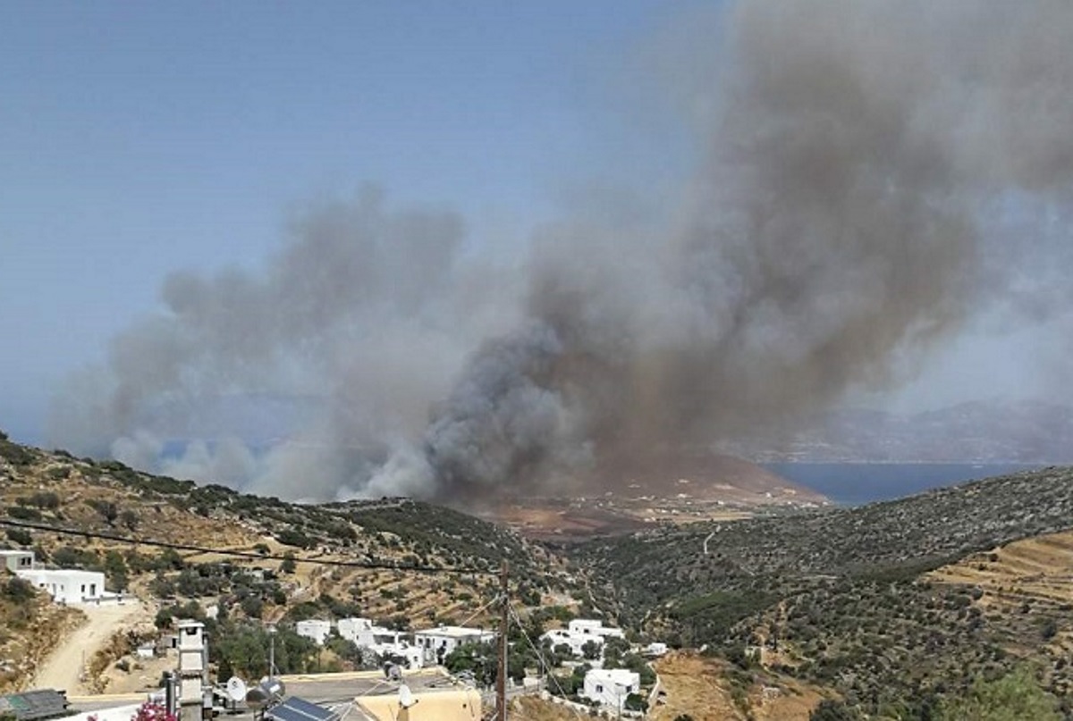 Φωτιά στην Πάρο: Προσπαθούν να την «πιάσουν» πριν πέσει το σκοτάδι (video)