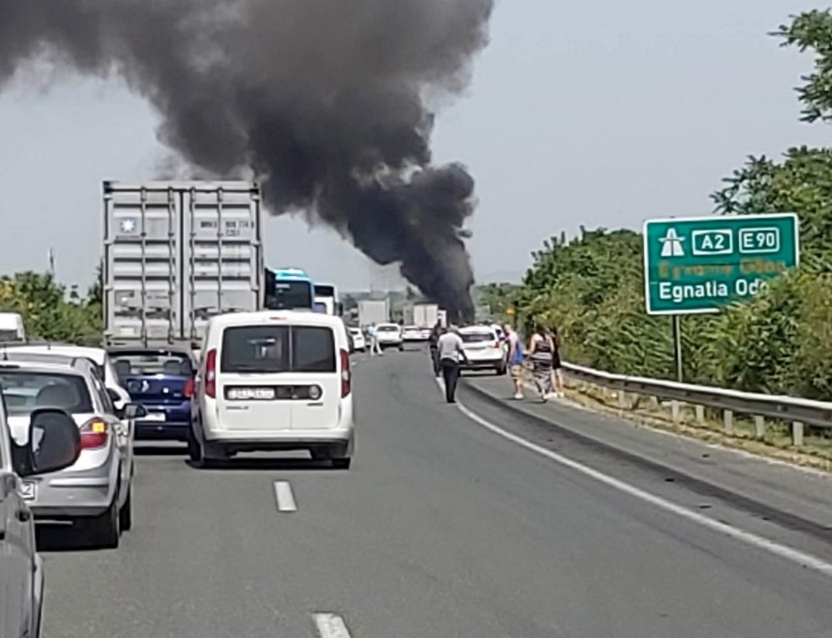 Φωτιά σε νταλίκα και ουρά αυτοκινήτων στην Εγνατία Οδό (video)