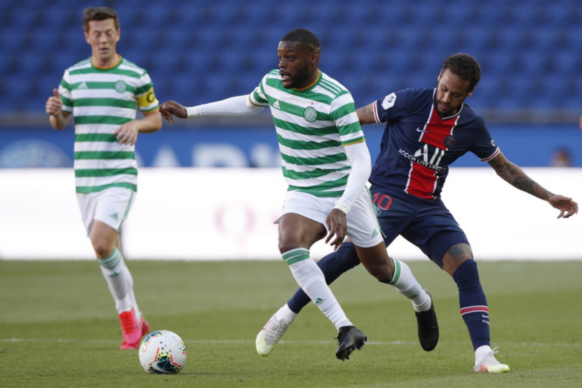 epa08559079 Paris Saint Germain's Neymar Jr (R)  and Celtic's Olivier Ntcham (C) in action during the friendly soccer match between Paris Saint Germain (PSG) and Celtic Glasgow at the Parc des Princes stadium in Paris, France, 21 July 2020.  EPA