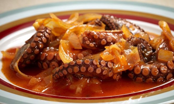 Το απόλυτο καλοκαιρινό κοκκινιστό: Χταποδάκι μεθυσμένο με τσίπουρο!