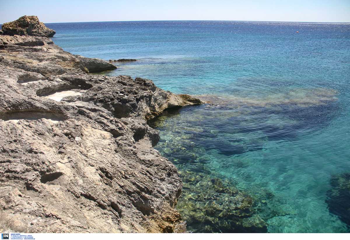 Ελληνικές παραλίες: Ο περίεργος λόγος που πήρε το όνομά της η «Σπηλιά του Δράκου»