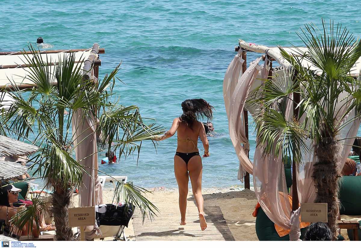 Ελληνικές παραλίες: Η ελκυστική αμμουδιά που δε σε αφήνει να κολυμπήσεις