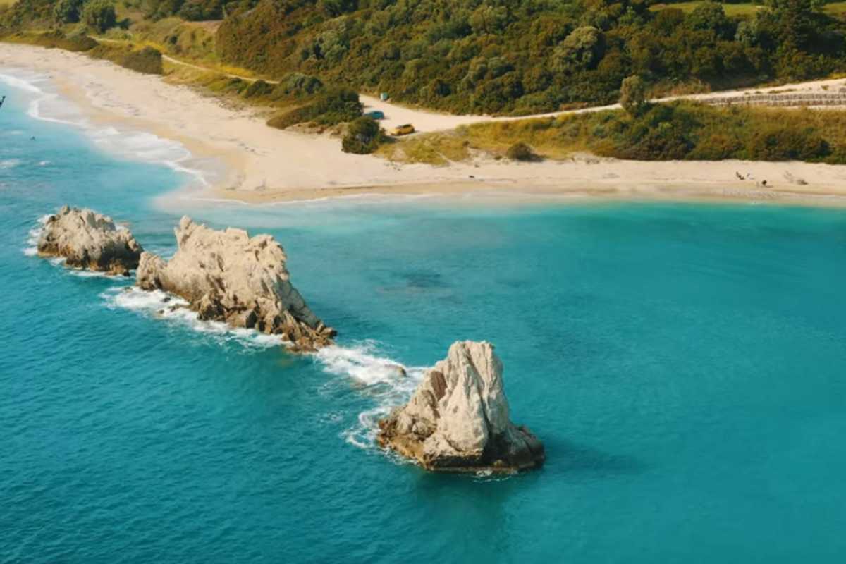 Αρτολίθια: Η εκπληκτική παραλία που είναι πάντα «λάδι» – Δείτε πως μπορείτε να φτάσετε εκεί
