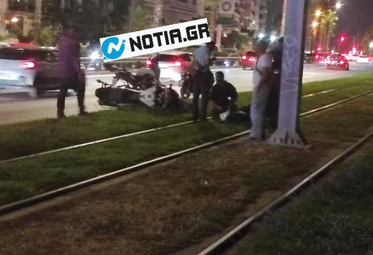 Παλαιό Φάληρο: Μηχανή της ομάδας ΔΙΑΣ παρέσυρε πεζή - Τραυματίες η γυναίκα και ένας αστυνομικός (pics)