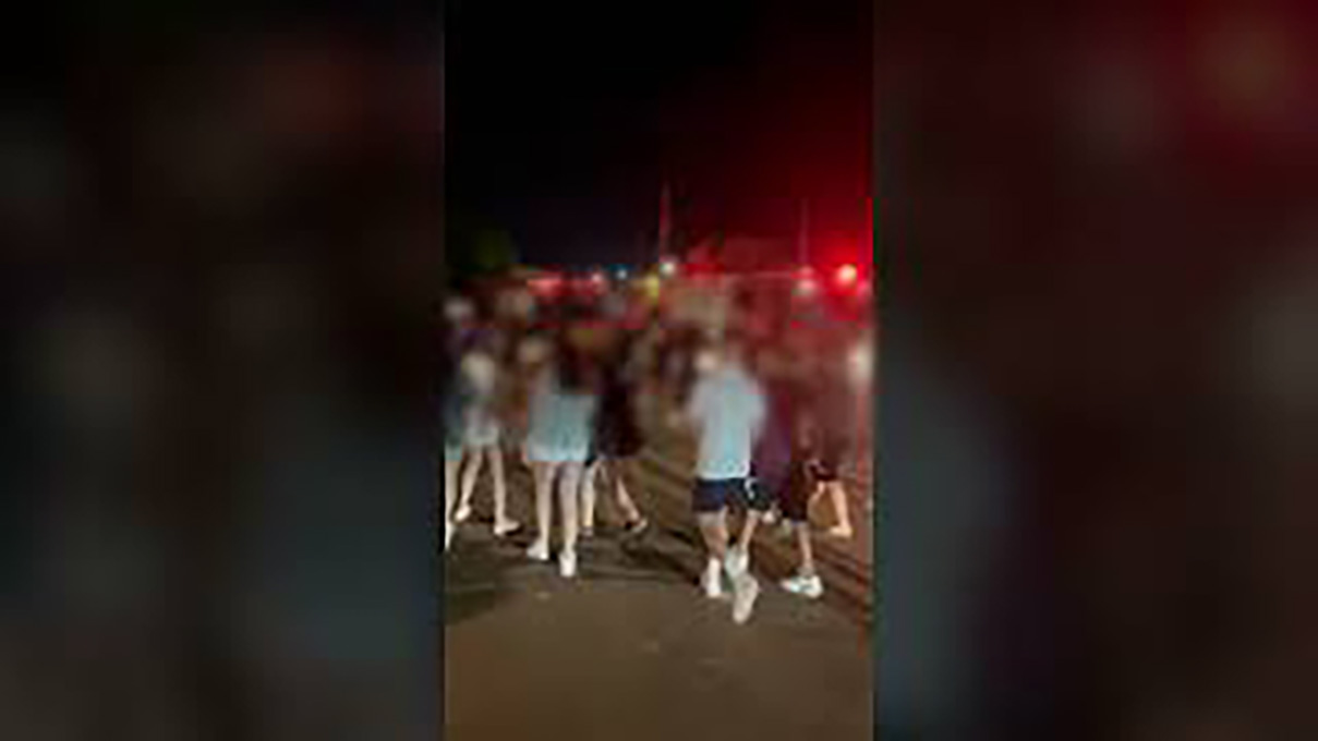 Αποκαλυπτικό βίντεο: Οι ορδές των νεαρών στο επεισοδιακό beach party στη Γλυφάδα