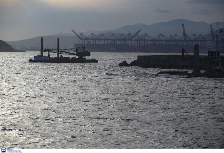 Συναγερμός στον Πειραιά: Αυτοκίνητο έπεσε στο λιμάνι