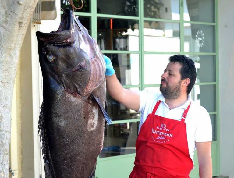 Κρήτη: Στάθηκαν τυχεροί και έβγαλαν αυτό το τεράστιο ψάρι – Δείτε τις εικόνες που έγιναν θέμα συζήτησης
