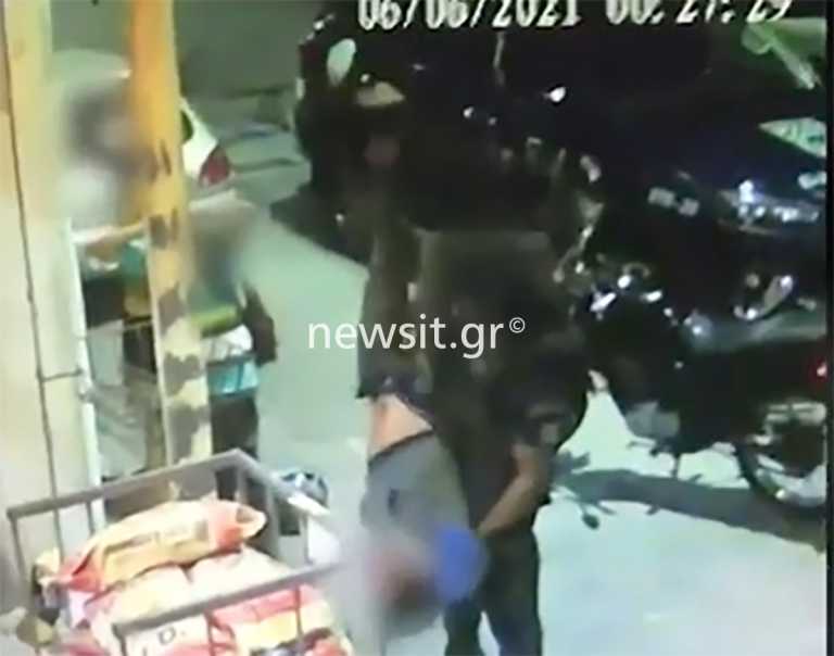 Βίντεο ντοκουμέντο: Αστυνομικός τινάζει σαν σακί ύποπτο για του πέσουν τα κλοπιμαία
