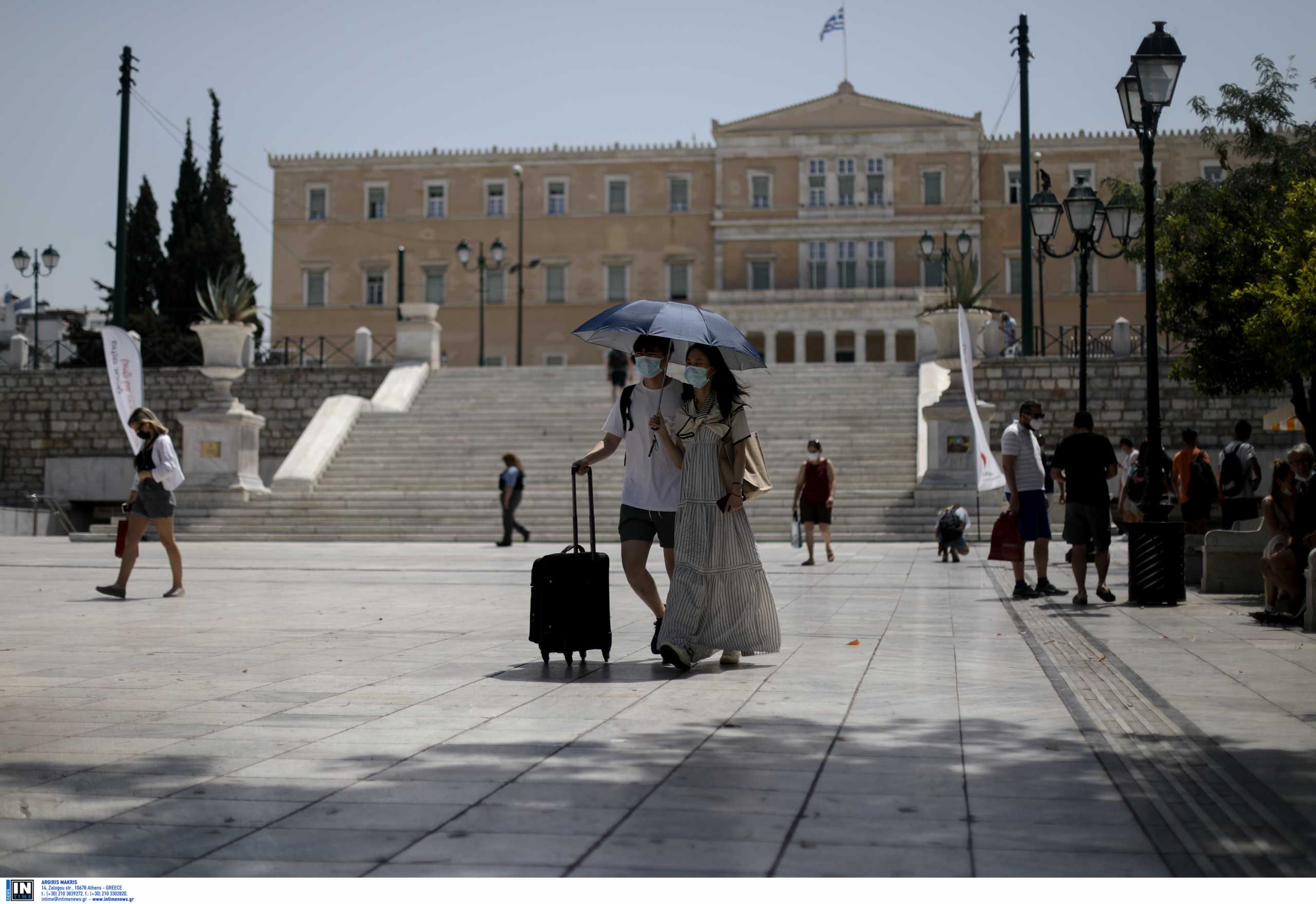 Κορονοϊός: Η απαγόρευση κυκλοφορίας φεύγει… τα προνόμια των εμβολιασμένων έρχονται