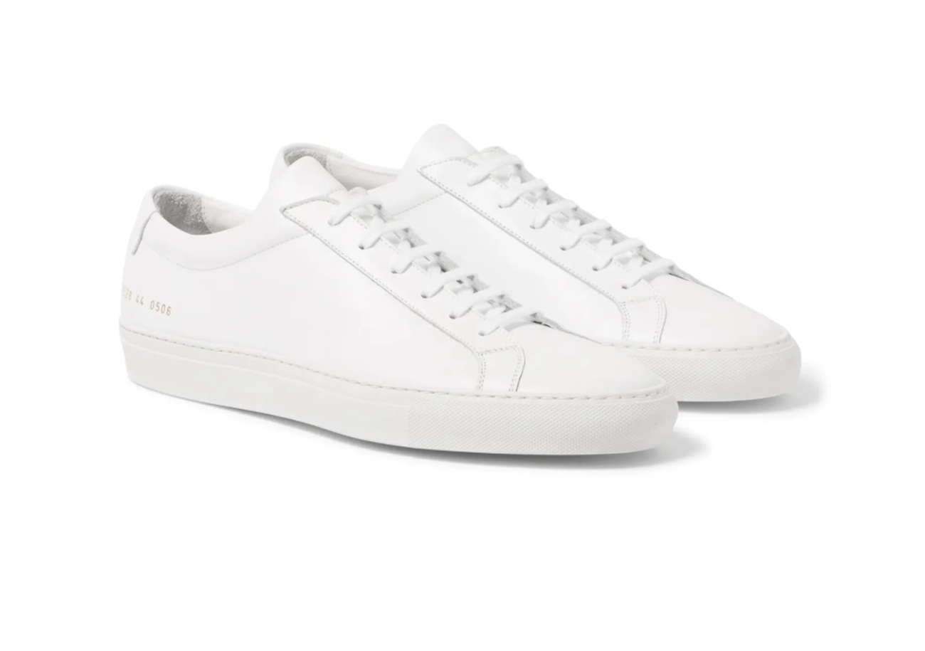 Βρήκαμε 8 sneakers που μπορείς να φορέσεις σχεδόν με τα πάντα