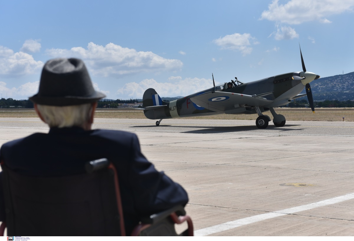 Αεροπορική βάση Δεκέλειας: Τιμητική υποδοχή στο θρυλικό Spitfire [pics]