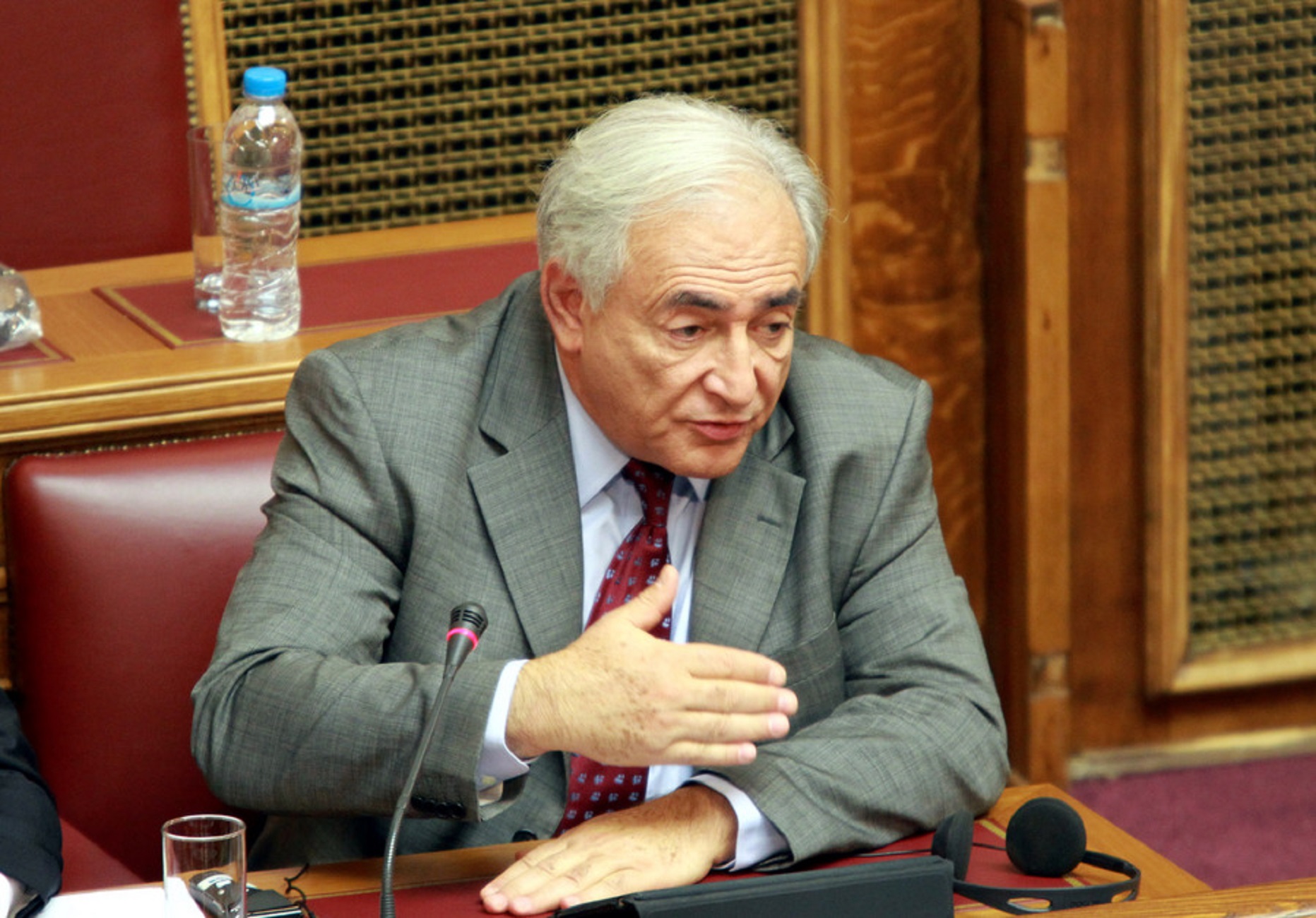 Ôçí åðéôñïðÞ Ïéêïíïìéêþí ôçò ÂïõëÞò åíçìÝñùóå  ï Ãåíéêüò ÄéåõèõíôÞò ôïõ Äéåèíïýò Íïìéóìáôéêïý Ôáìåßïõ,  Dominique Strauss-Kahn, ( Íôïìéíéê Óôñïò Êáí ), Ôñßôç 7 Äåêåìâñßïõ 2010.