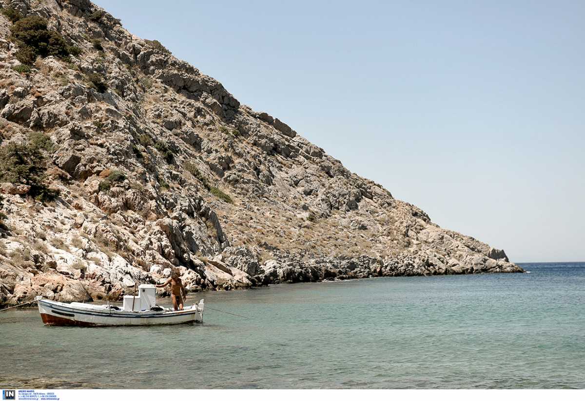 Η ελληνική παραλία που έχει και… δεν έχει άμμο για να διαλέξεις