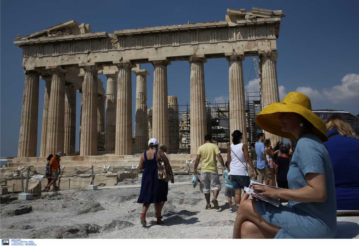 Τουρισμός: Βελτιωμένα τα τουριστικά έσοδα το 2021 – Στο 50% του 2019