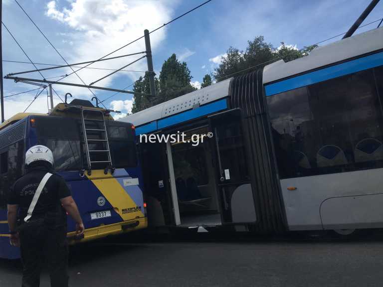 Σύγκρουση τρόλεϊ με τραμ στην Αρδηττού (pics)