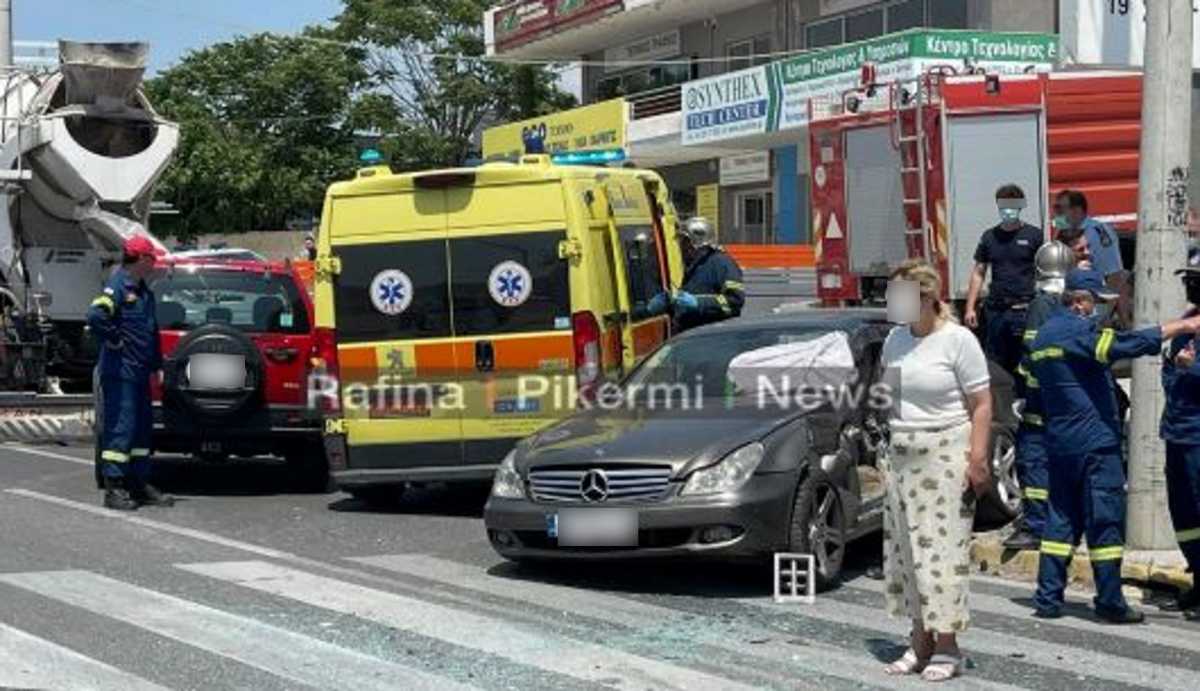 Πικέρμι: Αυτοκίνητο συγκρούστηκε με μπετονιέρα – Εγκλωβίστηκε οδηγός (vid)