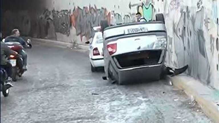 Τροχαίο – σοκ στην Αμφιθέας: Αυτοκίνητο έπεσε από γέφυρα (vid)