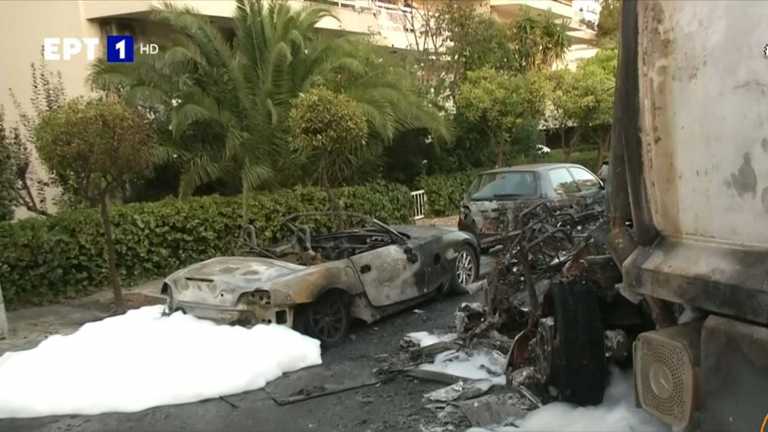 Τρομερό τροχαίο στο Καβούρι: Εκρήξεις και φωτιά σε αυτοκίνητα