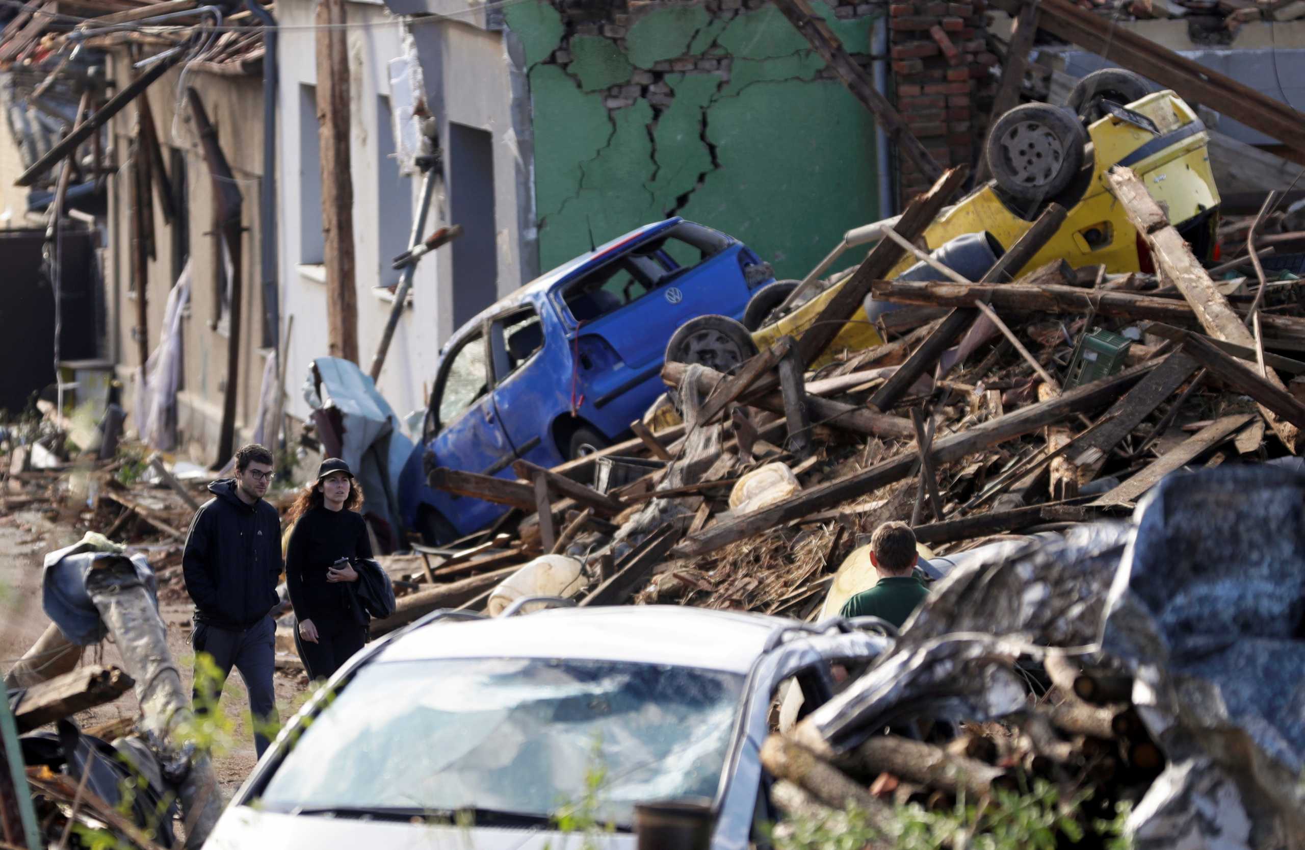 Τσεχία: Τεράστιες καταστροφές από τον  ισχυρό ανεμοστρόβιλο – Τρεις οι νεκροί