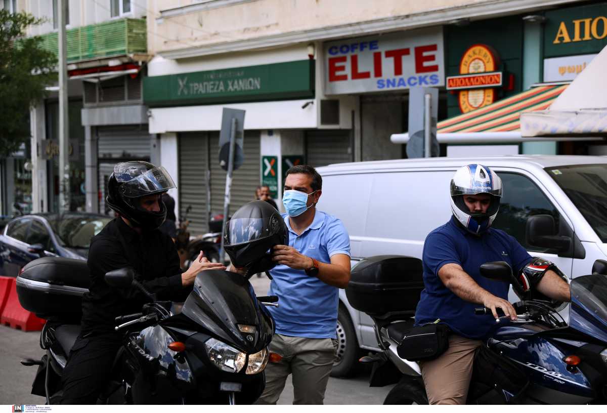 Απεργία: Με μηχανή στην πορεία ο Αλέξης Τσίπρας – Selfies, χαμόγελα και αγκαλιές (pics)