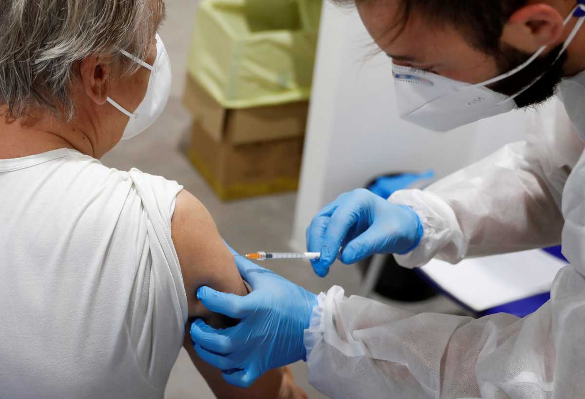 Κορονοϊός: Το 51,5% των ενήλικων Ευρωπαίων έχει λάβει τουλάχιστον μια δόση εμβολίου