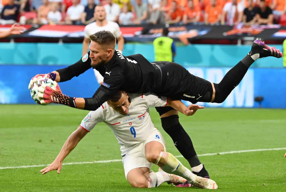 Soccer Football - Euro 2020 - Round of 16 - Netherlands v Czech Republic - Puskas Arena, Budapest, Hungary - June 27, 2021  Czech Republic's Tomas Holes and Tomas Vaclik in action Pool via REUTERS