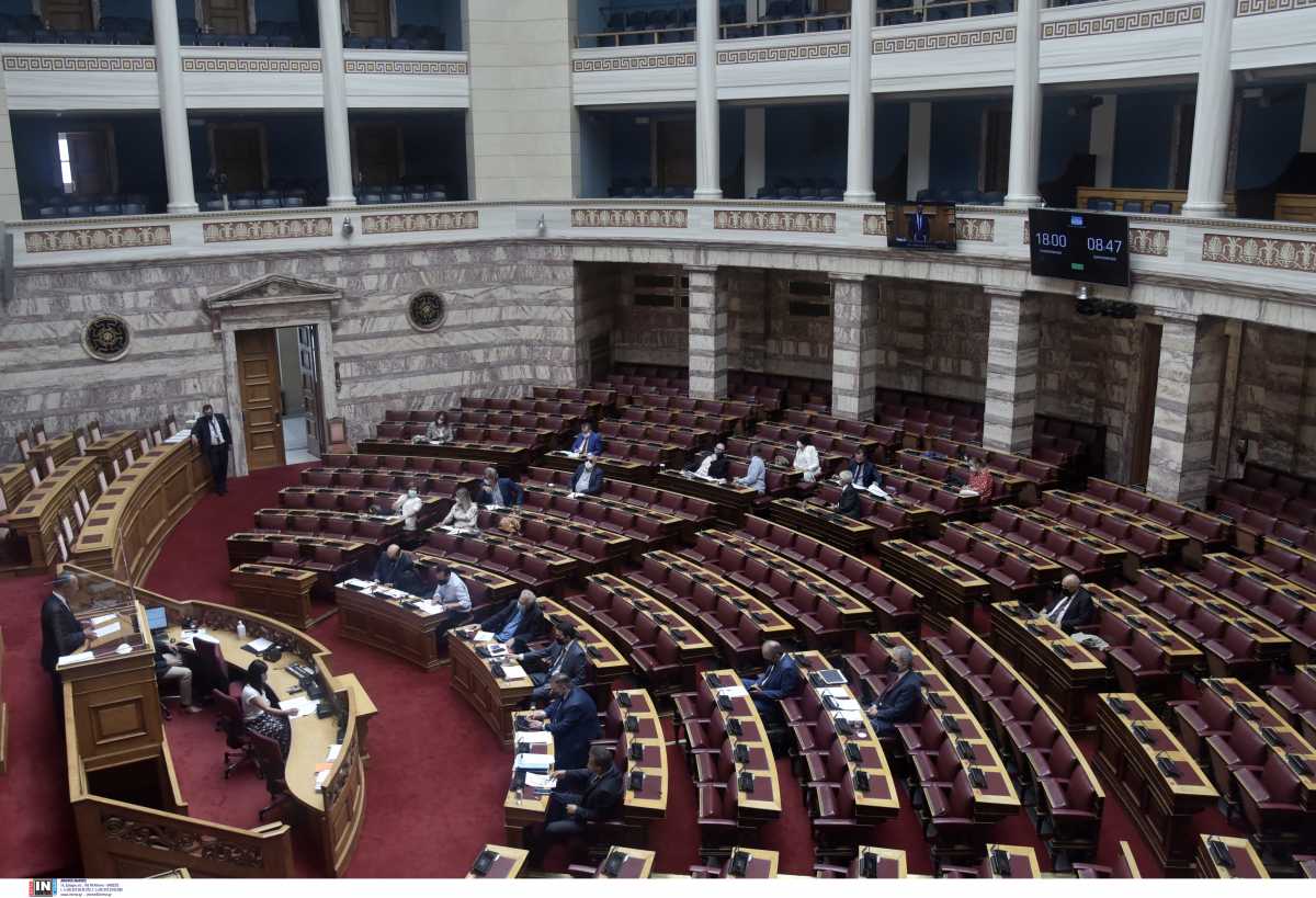 Στη Βουλή το νομοσχέδιο για τις νέες επικουρικές – Αίτηση αντισυνταγματικότητας από τον ΣΥΡΙΖΑ