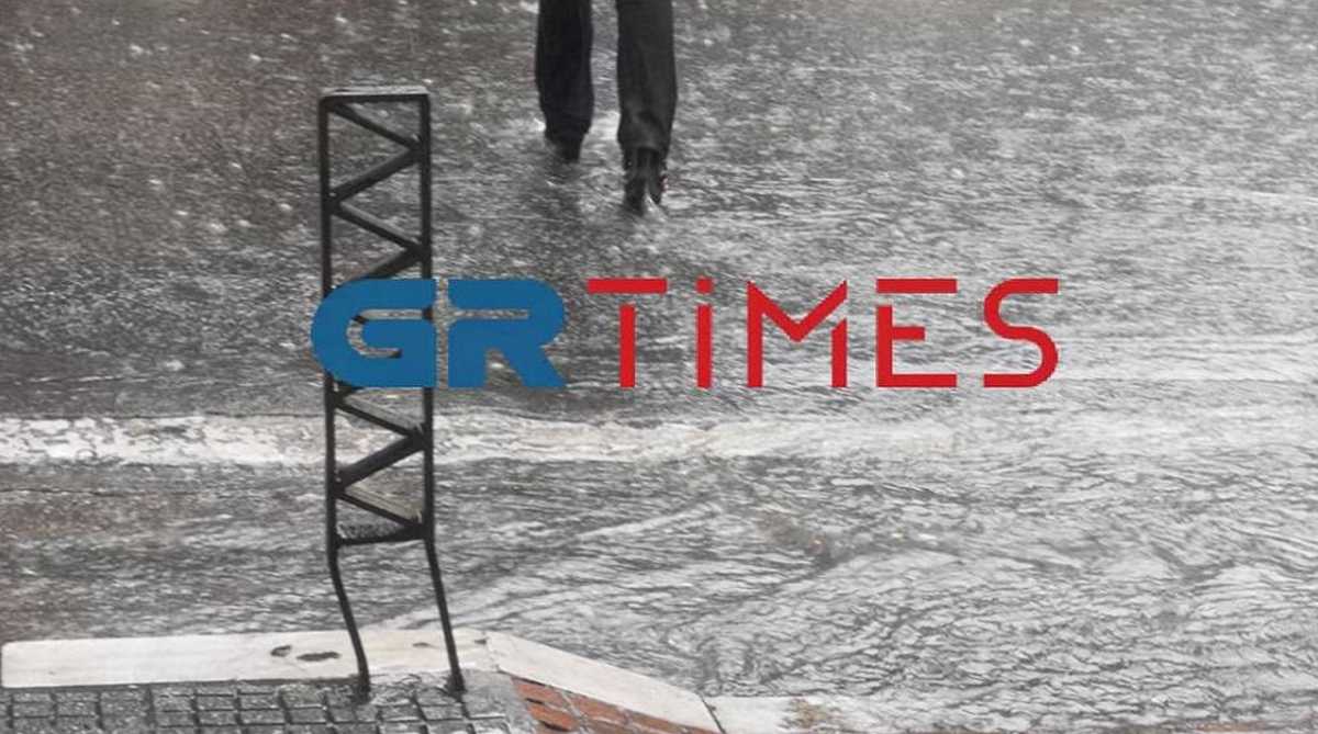 Καιρός – Θεσσαλονίκη: Άνοιξαν οι ουρανοί και πέφτουν αστραπές και χαλάζι (video)