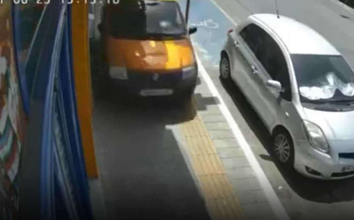Χανιά: Αυτοκίνητο κινείται πάνω σε πεζοδρόμιο – Το βίντεο ντοκουμέντο και το αναπόφευκτο τροχαίο