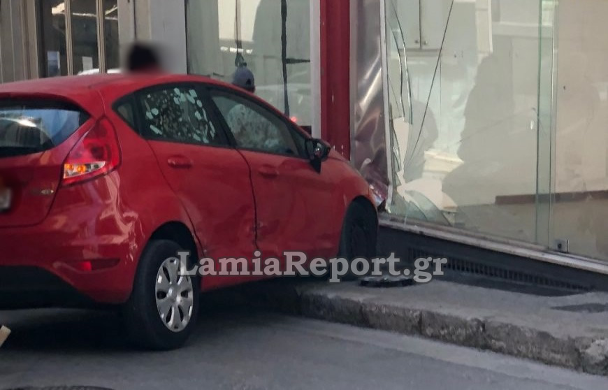 Λαμία: Τροχαίο με αυτοκίνητο να καταλήγει σε κατάστημα – «Ο Θεός έβαλε το χέρι του»