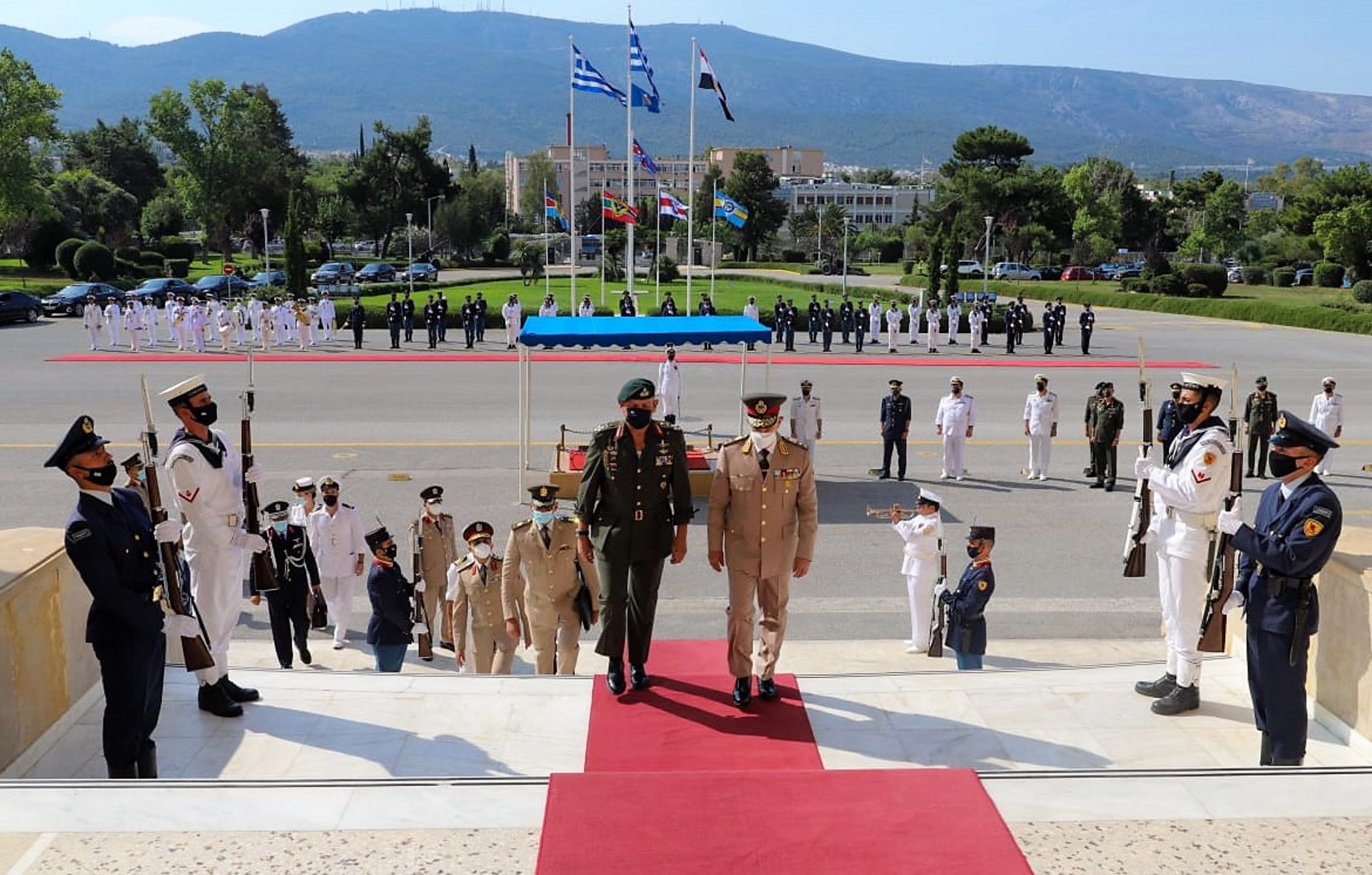 Α/ΓΕΕΘΑ: Σε θερμό κλίμα η συνάντηση Φλώρου και Αιγύπτιου Α/ΓΕΕΔ – Τι συμφωνία υπέγραψαν