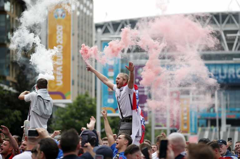 Ασυγκράτητοι οι Άγγλοι! Από το μεσημέρι στο Wembley με καπνογόνα – Ξεκίνησαν από το πρωί τις μπύρες