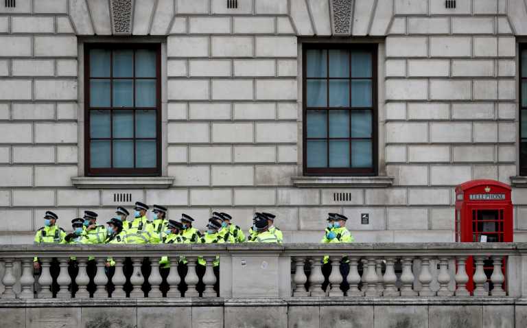 «Μην φοβάστε, αλλά να βρίσκεστε σε επιφυλακή»: Η MI5 προειδοποιεί για απειλές εκτός Βρετανίας