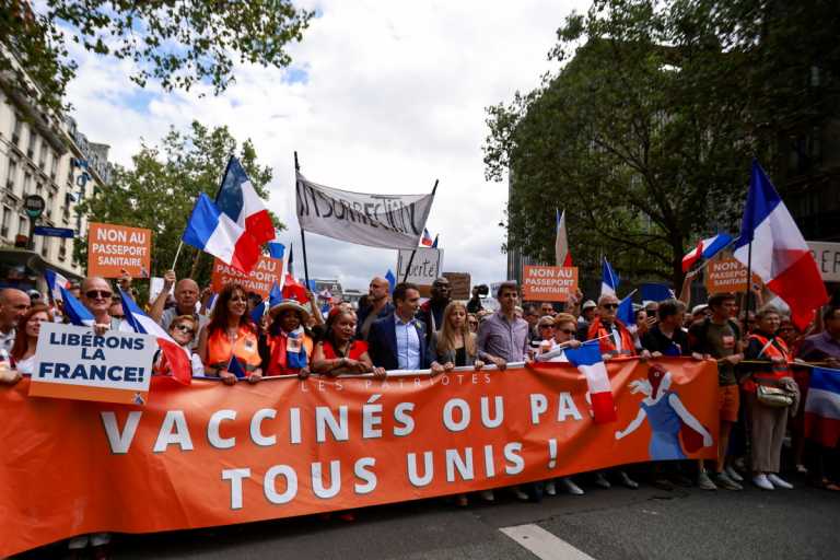 Γαλλία: Διαδηλώσεις στο Παρίσι και σε άλλες πόλεις κατά του πιστοποιητικού υγείας για τον κορονοϊό