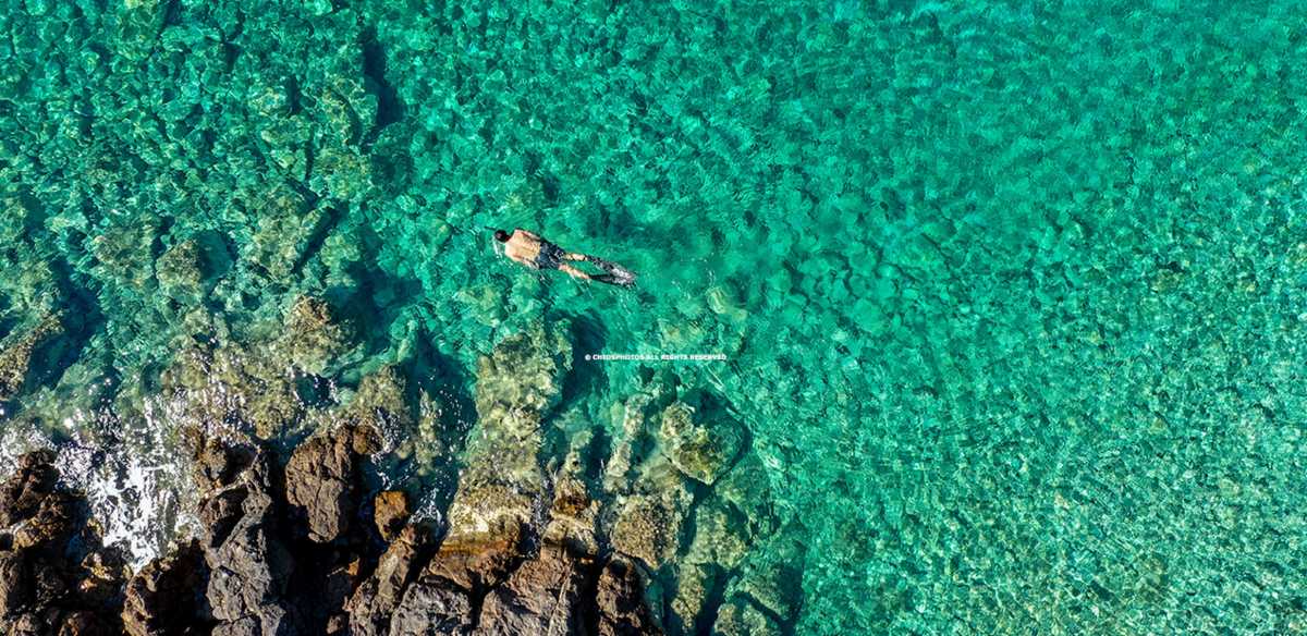 Χίος: Η κρυμμένη παραλία του Αγίου Νικήτα με τα γαλαζοπράσινα νερά