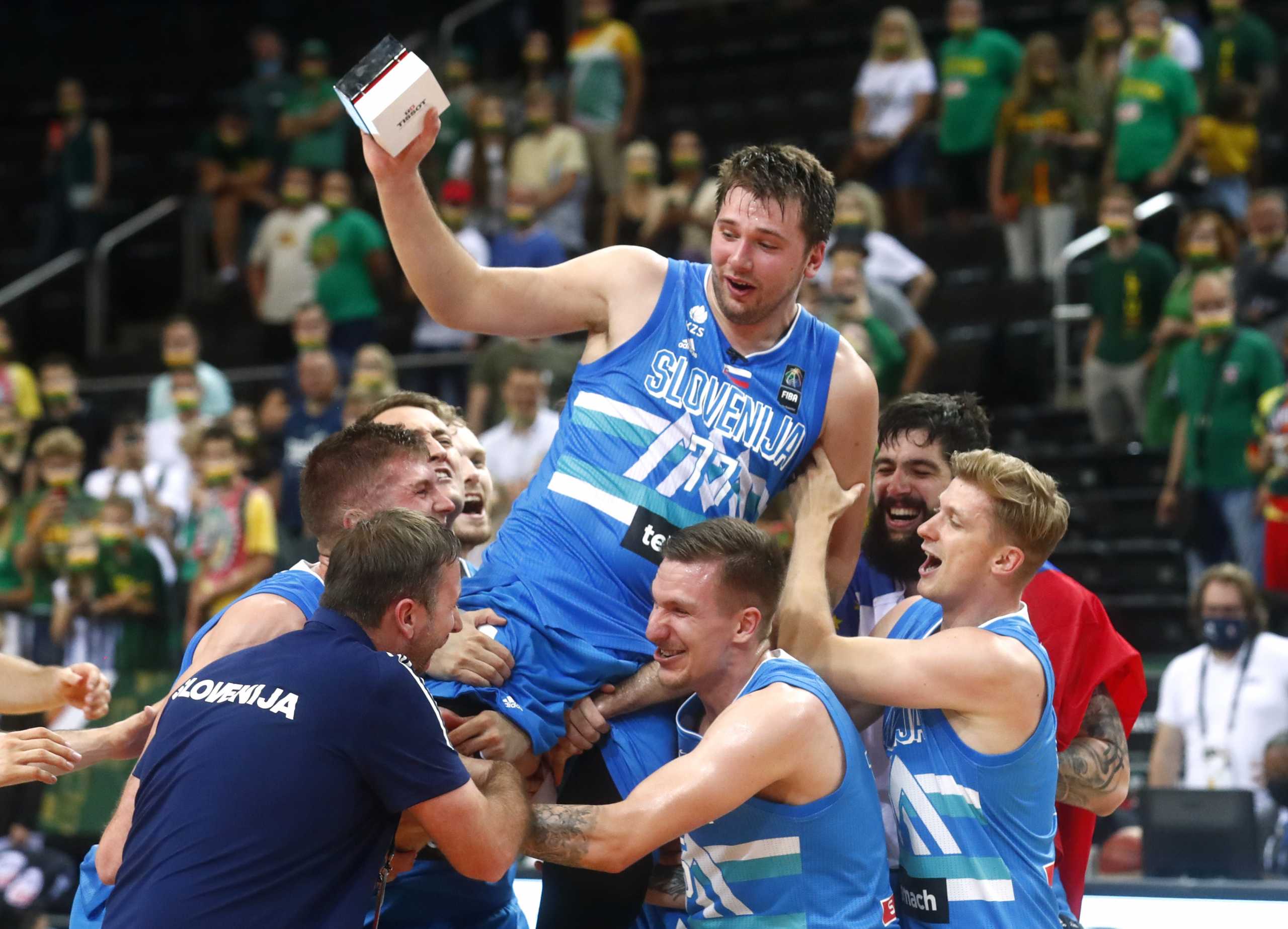 Basketball - FIBA Olympic Qualifying Tournament Final - Lithuania v Slovenia - Zalgirio Arena, Kaunas, Lithuania- July 4, 2021 Slovenia's Luka Doncic celebrates after the match with teammates and qualification for the Tokyo 2020 Olympic Games REUTERS