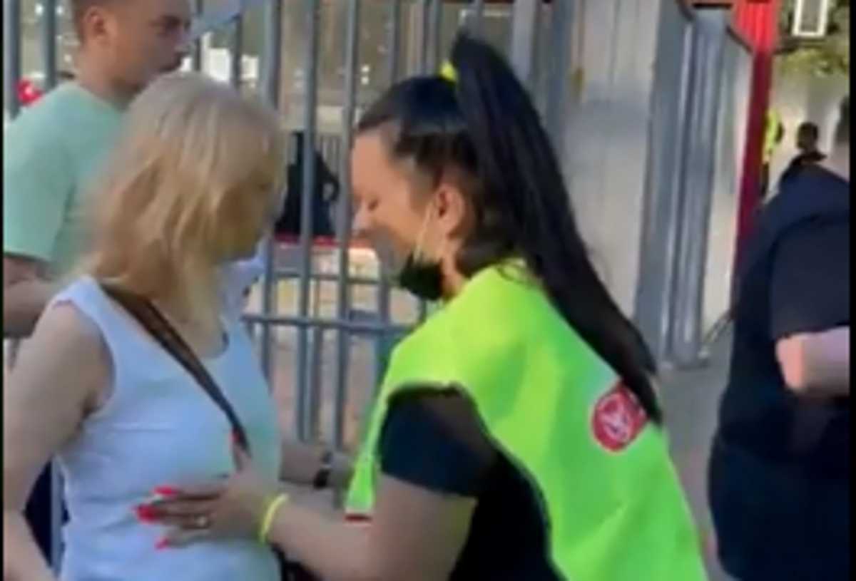 Ρουμανία: Σεκιούριτι ελέγχει τα στήθη των γυναικών πριν μπουν στο γήπεδο για το Σούπερ Καπ