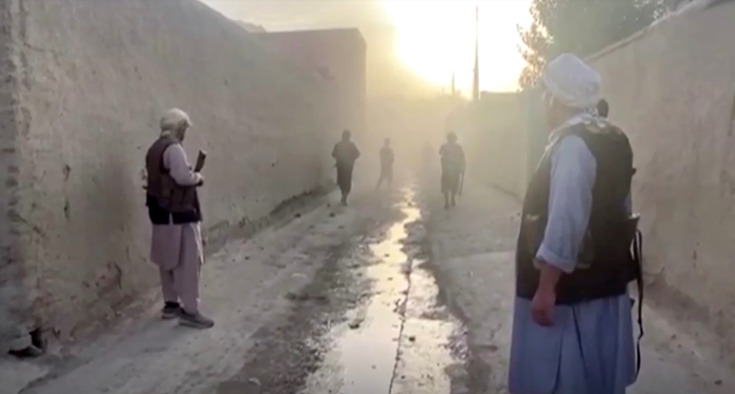 Αφγανιστάν: Ταλιμπάν κάνουν κούνιες σε παιδική χαρά και γίνονται viral