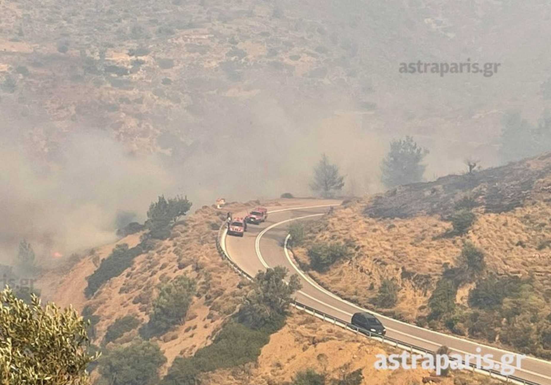 Φωτιά – Χίος: Οι φλόγες σε αυλές σπιτιών – Νέες εικόνες μετά την εκκένωση του οικισμού Κατάβαση