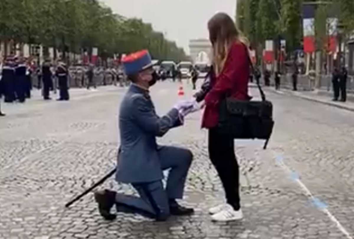 Γαλλία: Στρατιώτης έκανε πρόταση γάμου στην αγαπημένη του στην παρέλαση για τη Βαστίλη