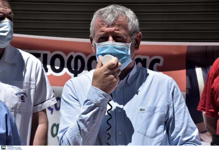 Θεσσαλονίκη – ΠΟΕΔΗΝ: Ένταση στη διαμαρτυρία υγειονομικών για τους υποχρεωτικούς εμβολιασμούς
