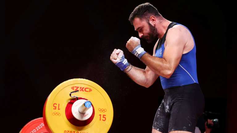 Ολυμπιακοί Αγώνες: Μεγάλο αγώνα ο Ιακωβίδης στην Άρση Βαρών – Φίλησε το πλατό στην τελευταία προσπάθεια