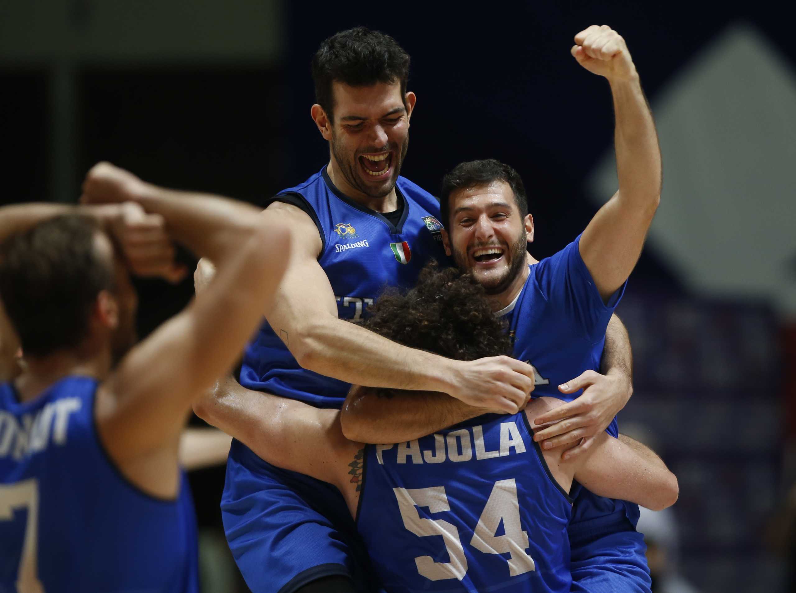 Basketball - FIBA Olympic Qualifying Tournament Final - Serbia v Italy - Aleksandar Nikolic Hall, Belgrade, Serbia- July 4, 2021 Italy players and staff celebrate after the match and qualification for the Tokyo 2020 Olympic Games REUTERS