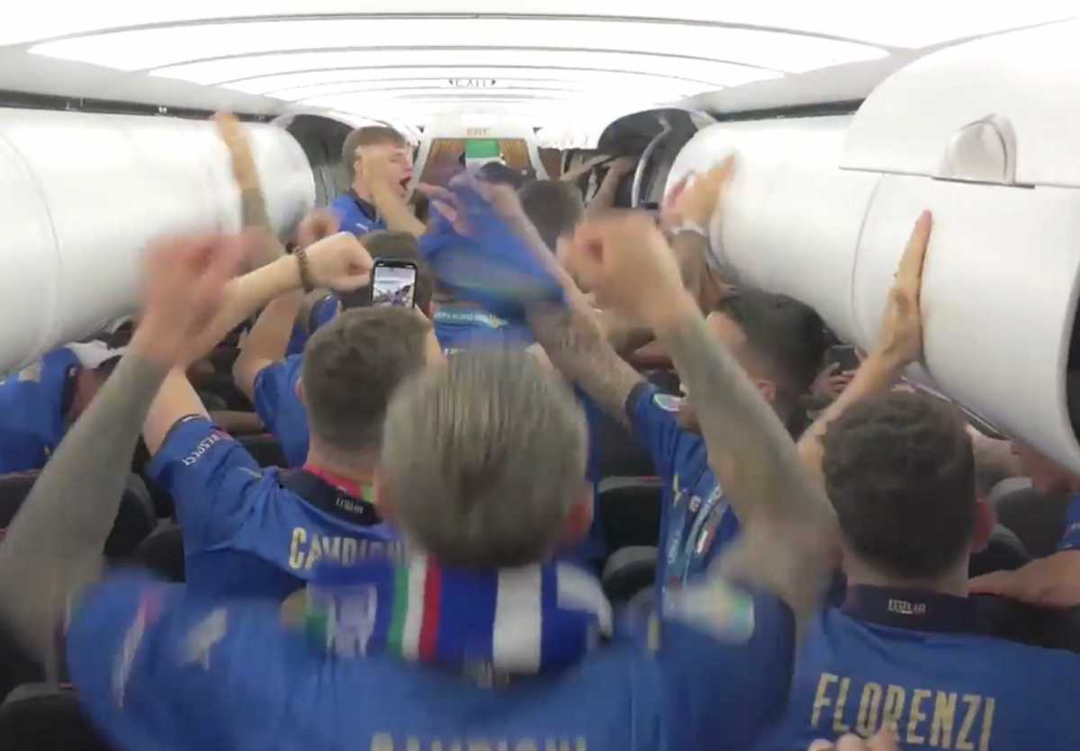 Euro 2020 – Ιταλία: Το «πάρτι» στο αεροπλάνο της επιστροφής και η «αποθέωση» στο ξενοδοχείο