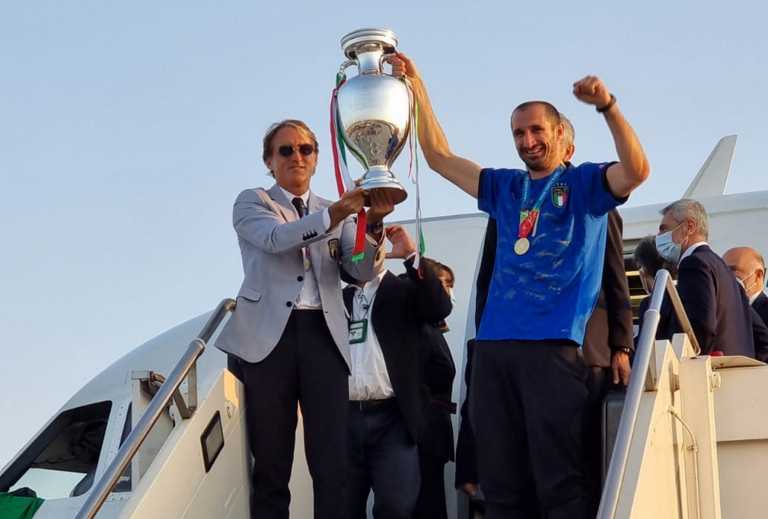 Ιταλία: Η πρωταθλήτρια Ευρώπης επέστρεψε στη Ρώμη με το τρόπαιο του Euro - Φόρεσε στέμμα ο Κιελίνι