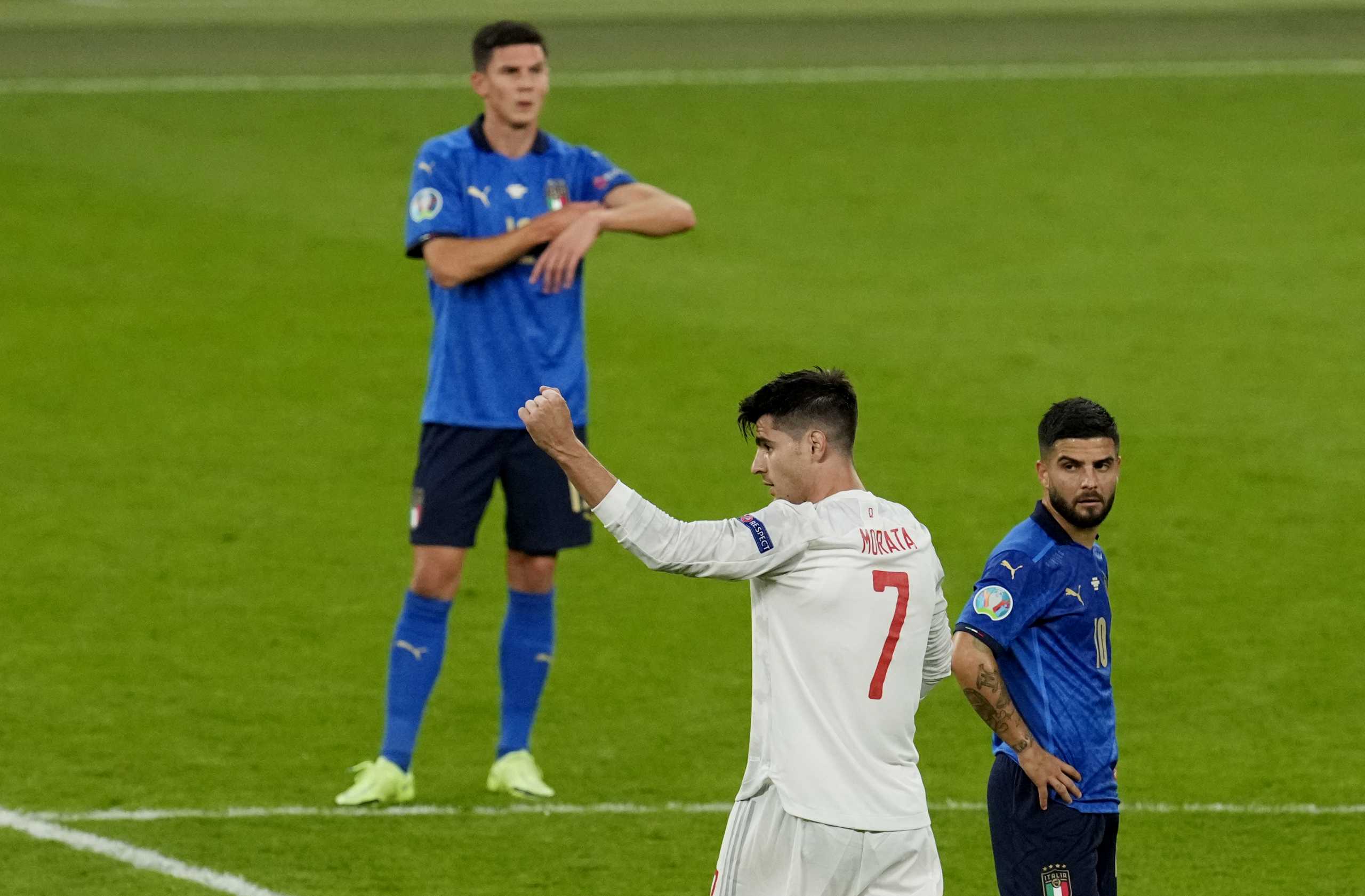 Soccer Football - Euro 2020 - Semi Final - Italy v Spain - Wembley Stadium, London, Britain - July 6, 2021 Spain's Alvaro Morata celebrates scoring their first goal as Italy's Lorenzo Insigne waits to kick off Pool via REUTERS