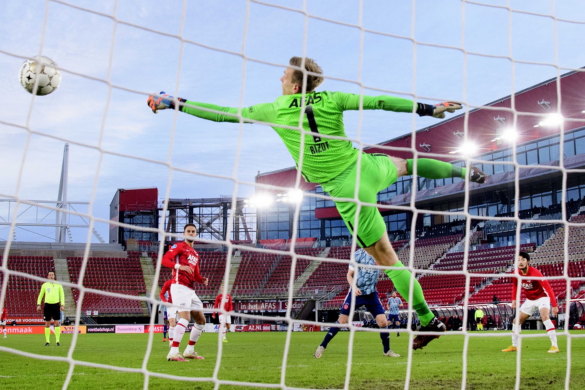 epa08978370 AZ goalkeeper Marco Bizot in action during the Dutch Eredivisie soccer match between AZ Alkmaar and Ajax Amsterdam at the AFAS stadium in Alkmaar, Netherlands, 31 January 2021.  EPA