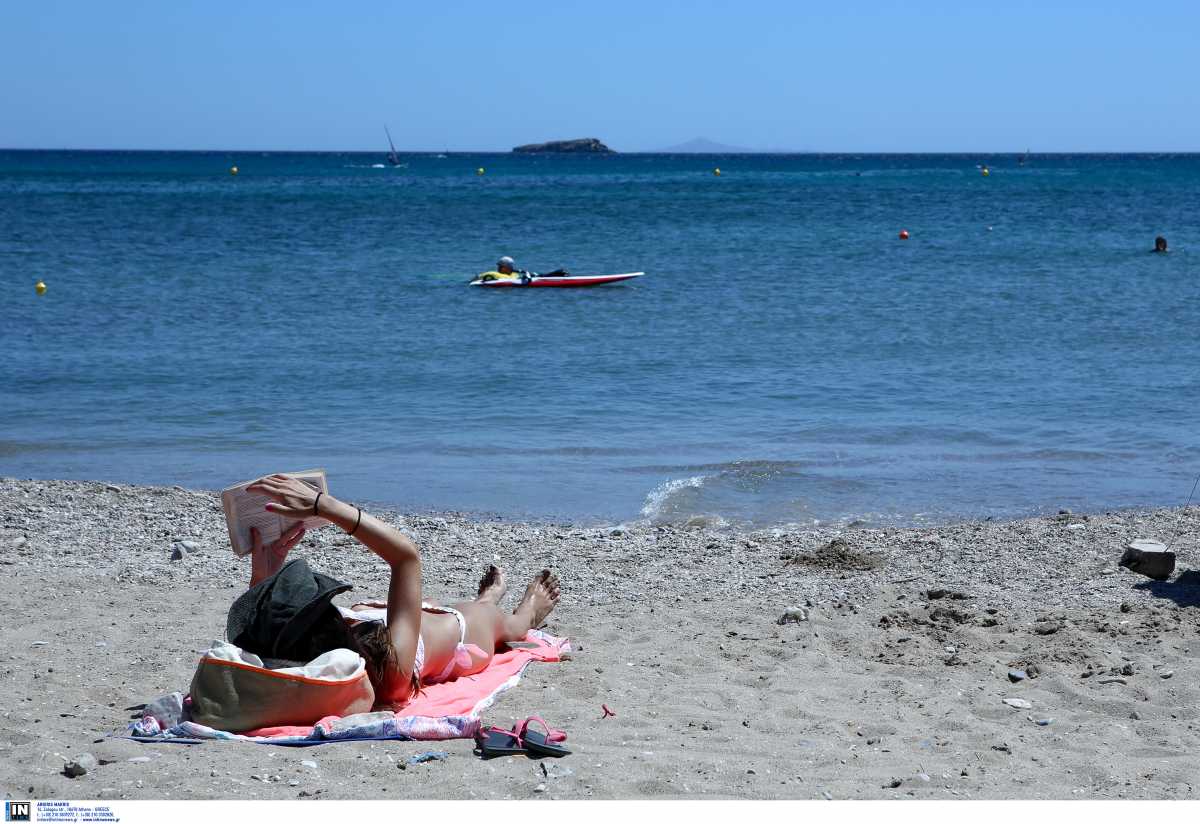 Πάτρα: Έκαναν ηλιοθεραπεία με έναν επιδειξία πάνω από το κεφάλι τους – Διερχόμενος τον τράβηξε βίντεο