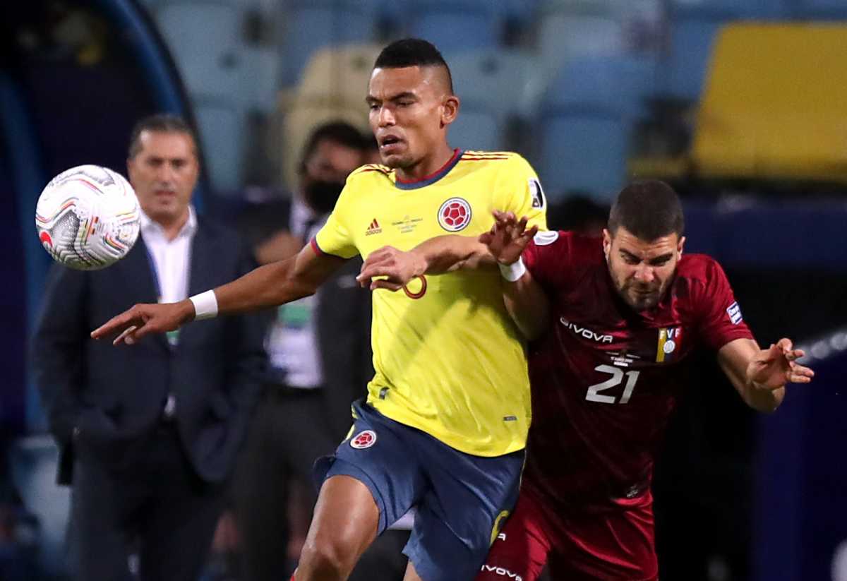 Soccer Football - Copa America 2021 - Group B - Colombia v Venezuela - Estadio Olimpico Pedro Ludovico, Goiania, Brazil - June 17, 2021 Colombia's William Tesillo in action with Venezuela's Alexander Gonzalez REUTERS